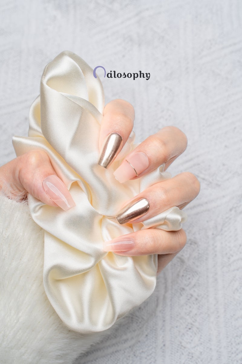 Nailosophy أظافر جل مضغوطة يدوية الصنع غير لامعة بلون نود وكروم ذهبي | شكل كوفين - Image 3